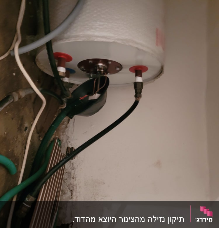 דוד שמש עם צינורות וחיבורים שונים